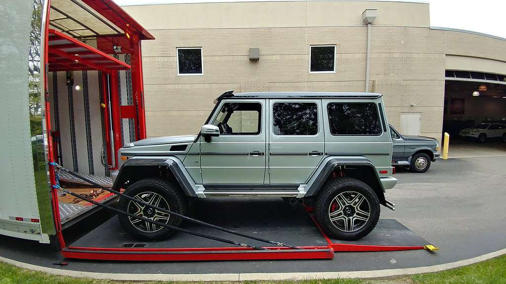 Luxury SUV shipping i nan enclosed trailer